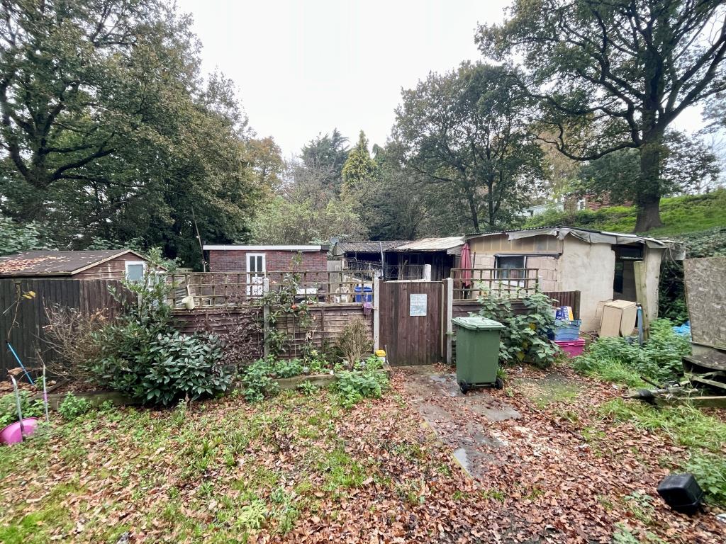 Lot: 135 - APPROXIMATELY 0.6 ACRE GYPSY/TRAVELLER SITE WITH PERMISSION FOR TWO UNITS - Outbuildings